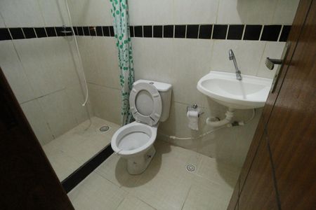 Banheiro de kitnet/studio para alugar com 1 quarto, 59m² em Taquara, Rio de Janeiro