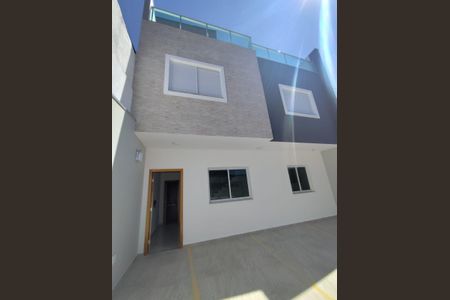 Casa à venda com 97m², 2 quartos e 2 vagas