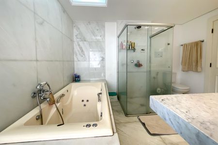 Apartamento à venda com 281m², 4 quartos e 4 vagasBanheiro da Suíte 1