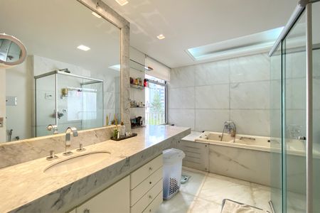 Apartamento à venda com 281m², 4 quartos e 4 vagasBanheiro da Suíte 1