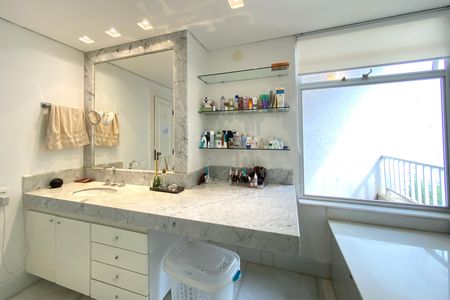 Apartamento à venda com 281m², 4 quartos e 4 vagasBanheiro da Suíte 1