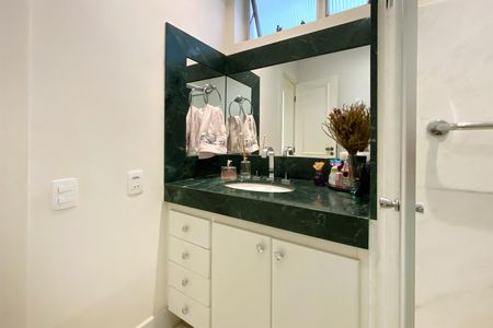 Apartamento à venda com 281m², 4 quartos e 4 vagasBanheiro