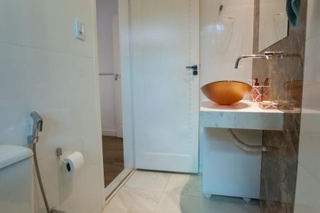 Casa de condomínio à venda com 184m², 3 quartos e 4 vagasBanheiro suite 