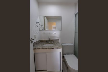 Banheiro de apartamento para alugar com 2 quartos, 61m² em Jardim Tupanci, Barueri