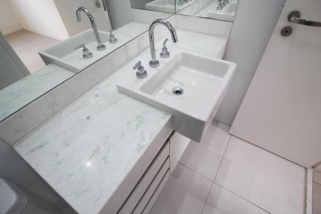 Apartamento à venda com 81m², 2 quartos e 2 vagasBanheiro da Suíte  