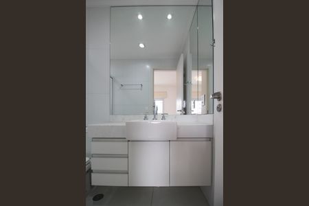 Apartamento à venda com 81m², 2 quartos e 2 vagasBanheiro da Suíte  