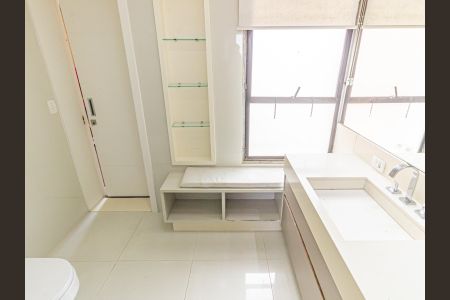 Apartamento à venda com 156m², 3 quartos e 3 vagas Apartamento à venda com 156m², 3 quartos e 3 vagasBanheiro da Suíte 1