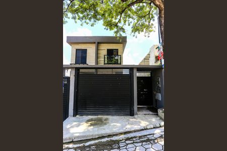 Casa de condomínio à venda com 175m², 3 quartos e 4 vagas Casa de condomínio à venda com 175m², 3 quartos e 4 vagasFachada