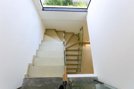 Casa de condomínio à venda com 175m², 3 quartos e 4 vagas Casa de condomínio à venda com 175m², 3 quartos e 4 vagasEscada