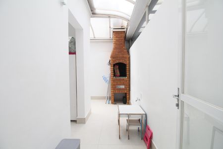 Casa de condomínio à venda com 144m², 3 quartos e 4 vagasQuintal