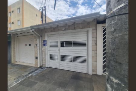 Casa à venda com 190m², 3 quartos e 2 vagasFachada do imóvel com placa QuintoAndar