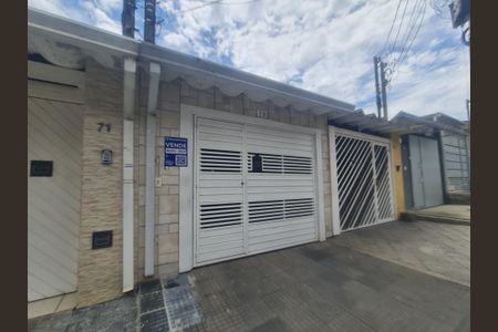Casa à venda com 190m², 3 quartos e 2 vagasFachada do imóvel com placa QuintoAndar