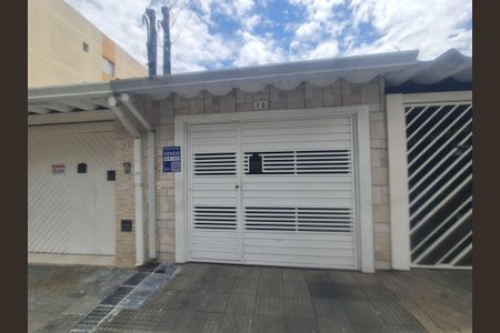 Casa à venda com 190m², 3 quartos e 2 vagasFachada do imóvel com placa QuintoAndar