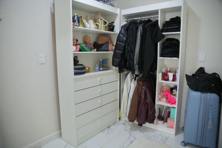 Casa à venda com 160m², 3 quartos e 2 vagasSuíte 2 - Closet