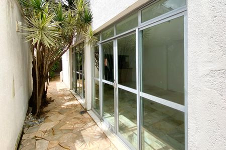 Casa à venda com 180m², 3 quartos e 2 vagasCorredor externo