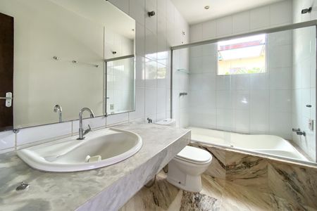 Casa à venda com 180m², 3 quartos e 2 vagasBanheiro da Suíte