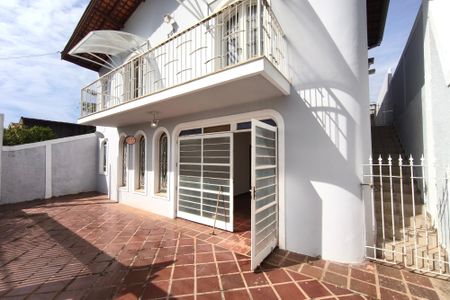Casa à venda com 153m², 2 quartos e 3 vagas Casa à venda com 153m², 2 quartos e 3 vagasQuintal - Garagem