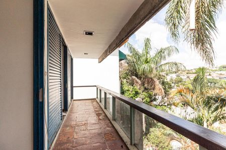 Casa à venda com 350m², 5 quartos e 4 vagas Casa à venda com 350m², 5 quartos e 4 vagasVaranda dos Quartos 1, 2 e 3
