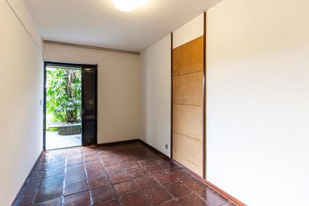 Casa à venda com 350m², 5 quartos e 4 vagas Casa à venda com 350m², 5 quartos e 4 vagasQuarto 5
