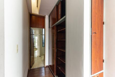 Casa à venda com 350m², 5 quartos e 4 vagas Casa à venda com 350m², 5 quartos e 4 vagasCorredor