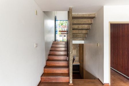 Casa à venda com 350m², 5 quartos e 4 vagas Casa à venda com 350m², 5 quartos e 4 vagasEscada