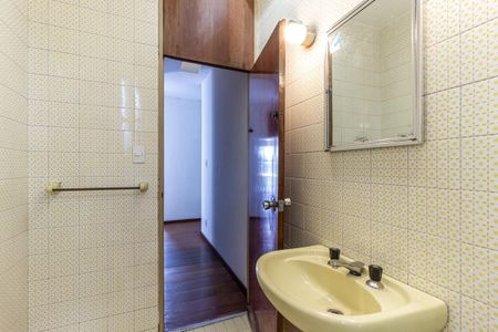 Casa à venda com 350m², 5 quartos e 4 vagas Casa à venda com 350m², 5 quartos e 4 vagasBanheiro 2