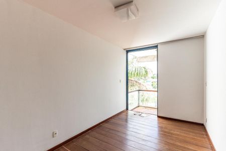 Casa à venda com 350m², 5 quartos e 4 vagas Casa à venda com 350m², 5 quartos e 4 vagasQuarto 3