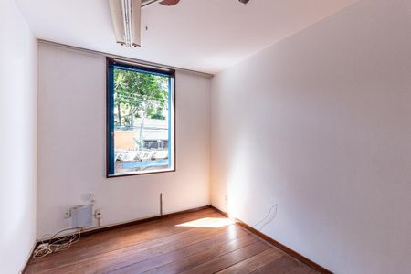 Casa à venda com 350m², 5 quartos e 4 vagas Casa à venda com 350m², 5 quartos e 4 vagasQuarto 4