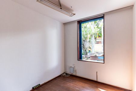 Casa à venda com 350m², 5 quartos e 4 vagas Casa à venda com 350m², 5 quartos e 4 vagasQuarto 4