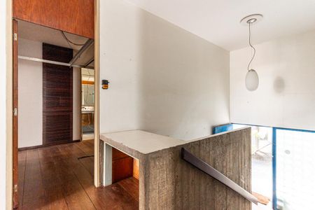 Casa à venda com 350m², 5 quartos e 4 vagas Casa à venda com 350m², 5 quartos e 4 vagasCorredor