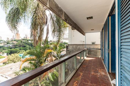 Casa à venda com 350m², 5 quartos e 4 vagas Casa à venda com 350m², 5 quartos e 4 vagasVaranda dos Quartos 1, 2 e 3