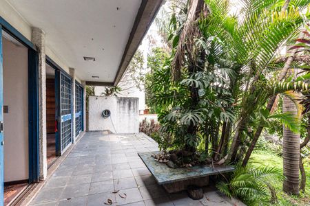 Casa à venda com 350m², 5 quartos e 4 vagas Casa à venda com 350m², 5 quartos e 4 vagasQuintal