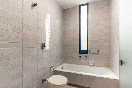 Casa à venda com 350m², 5 quartos e 4 vagas Casa à venda com 350m², 5 quartos e 4 vagasBanheiro 1