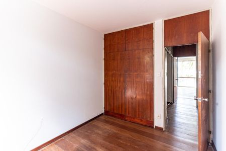 Casa à venda com 350m², 5 quartos e 4 vagas Casa à venda com 350m², 5 quartos e 4 vagasQuarto 4