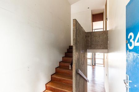 Casa à venda com 350m², 5 quartos e 4 vagas Casa à venda com 350m², 5 quartos e 4 vagasEscada