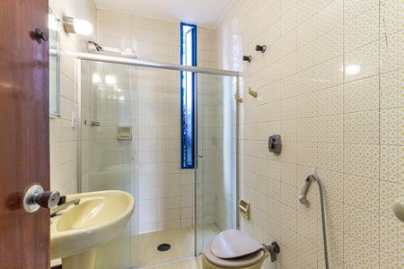 Casa à venda com 350m², 5 quartos e 4 vagas Casa à venda com 350m², 5 quartos e 4 vagasBanheiro 2