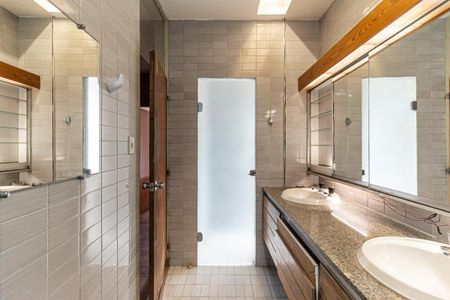 Casa à venda com 350m², 5 quartos e 4 vagas Casa à venda com 350m², 5 quartos e 4 vagasBanheiro 1