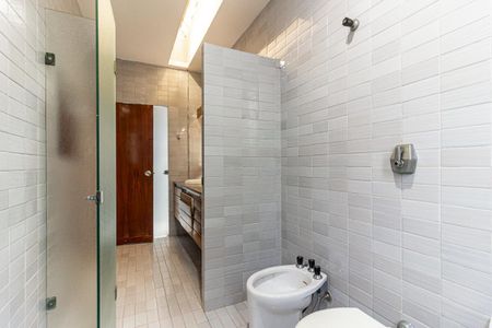 Casa à venda com 350m², 5 quartos e 4 vagas Casa à venda com 350m², 5 quartos e 4 vagasBanheiro 1