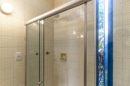 Casa à venda com 350m², 5 quartos e 4 vagas Casa à venda com 350m², 5 quartos e 4 vagasBanheiro 2