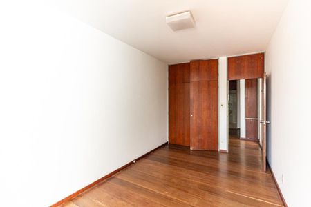 Casa à venda com 350m², 5 quartos e 4 vagas Casa à venda com 350m², 5 quartos e 4 vagasQuarto 3