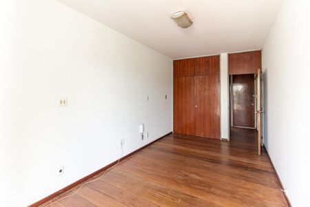 Casa à venda com 350m², 5 quartos e 4 vagas Casa à venda com 350m², 5 quartos e 4 vagasQuarto 1