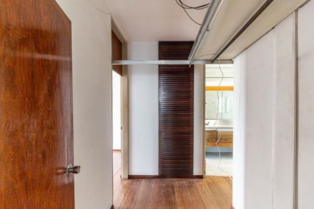 Casa à venda com 350m², 5 quartos e 4 vagas Casa à venda com 350m², 5 quartos e 4 vagasCorredor