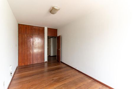 Casa à venda com 350m², 5 quartos e 4 vagas Casa à venda com 350m², 5 quartos e 4 vagasQuarto 1