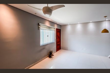 Casa de condomínio à venda com 130m², 3 quartos e 2 vagasSala