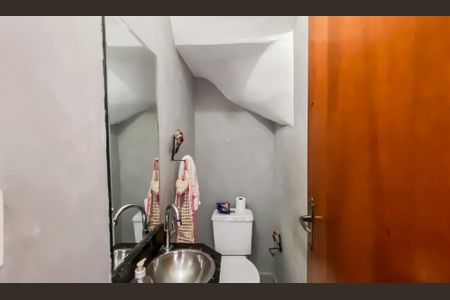 Casa de condomínio à venda com 130m², 3 quartos e 2 vagasLavabo