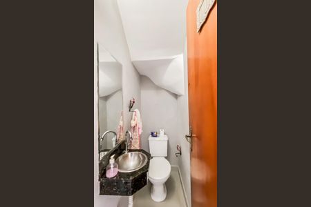 Casa de condomínio à venda com 130m², 3 quartos e 2 vagasLavabo