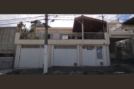 Casa à venda com 200m², 3 quartos e 3 vagas Casa à venda com 200m², 3 quartos e 3 vagasFachada + Placa