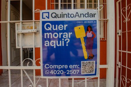 Casa à venda com 170m², 3 quartos e 2 vagas Casa à venda com 170m², 3 quartos e 2 vagasPlaquinha