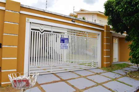 Casa para alugar com 234m², 3 quartos e 4 vagasFachada