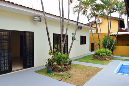 Casa para alugar com 234m², 3 quartos e 4 vagasQuintal